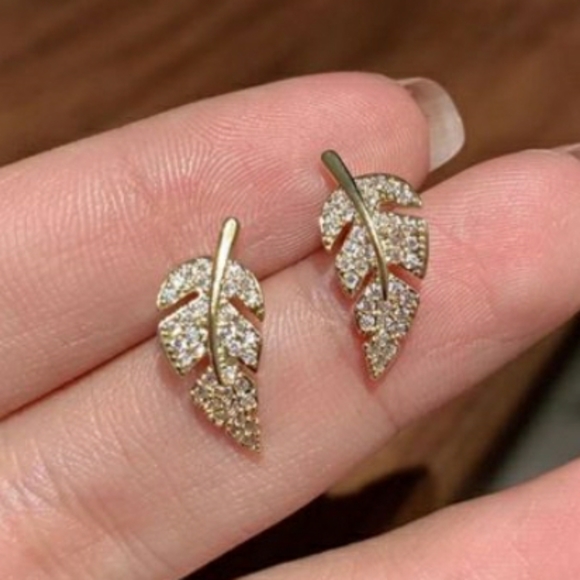 2/$29 Leaf and Pearl Earrings - Picture 3 of 9